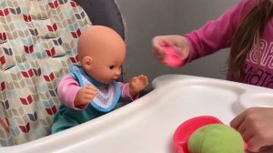 Кукла плачет, кормим и купаем куклу. Веселое видео для детей