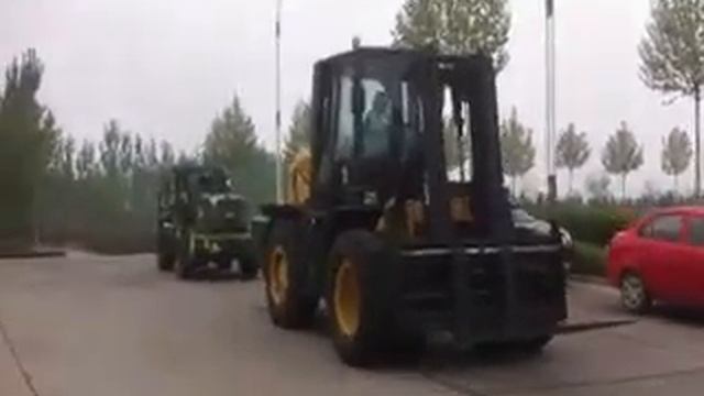 Полноприводный вилочный погрузчик высокой проходимости. Www.SpecTechcity.ru