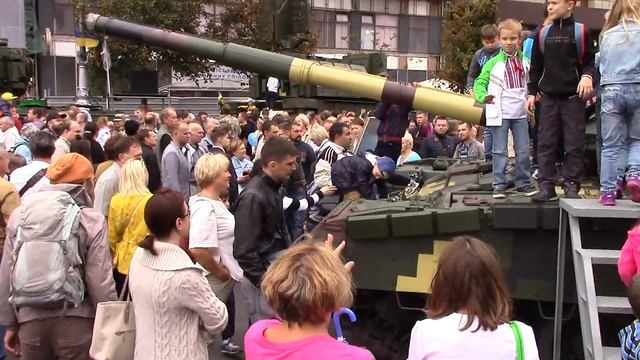 УЖАС! Дети ломают танки в Киеве. смотреть онлайн