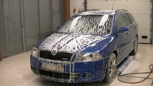 Foaming a car with a Karcher Foamlance