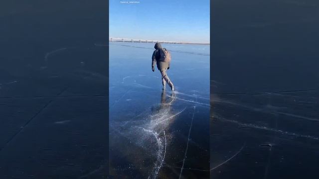 Мужчина в Саратове катается по замерзшей Волге