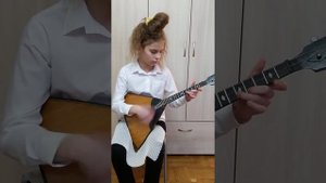 По всей деревне Катенька, балалайка