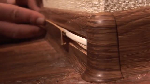 Монтаж пластикового, напольного плинтуса с кабель каналом. смотреть онлайн