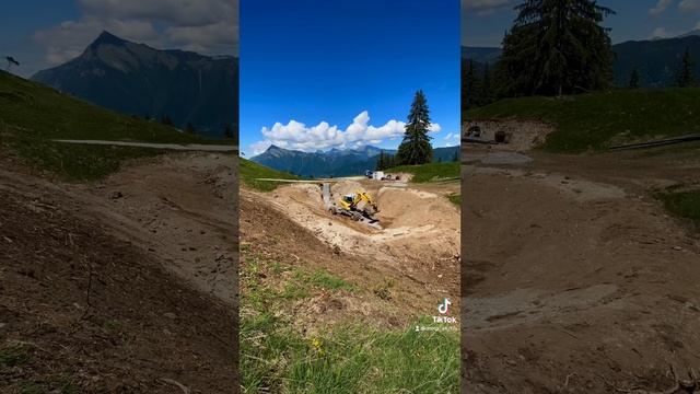 Terrassement d’un impluvium à la pelle araignée - AMTP & FILS