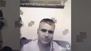 Молодой красивый Руки вверх