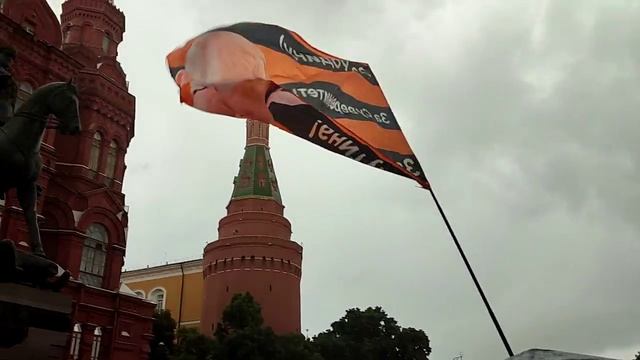 Граждане в центре Москвы поддерживают Владимира Путина, одобряют его курс на Суверенитет России