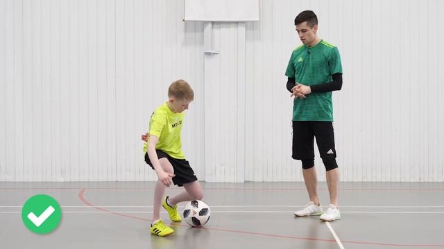 КРАСИВАЯ КОМБИНАЦИЯ ФИНТОВ в стиле ФУТХАКЕРА / Обучение Grounmoves #5 | СТРИТ ФУТБОЛ, ПАННА смотреть онлайн