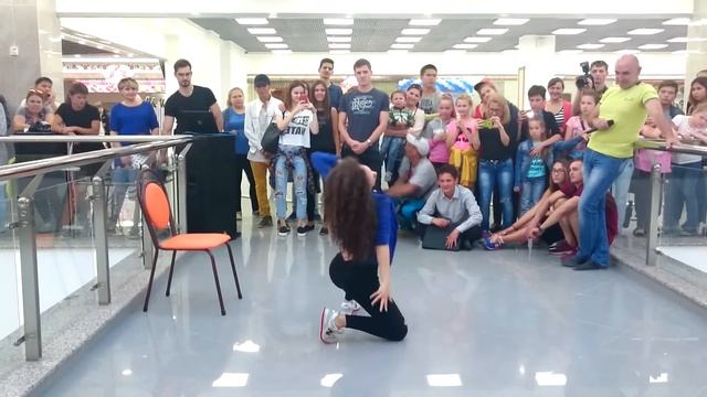 Девушка собирается на свидание и танцует смотреть онлайн