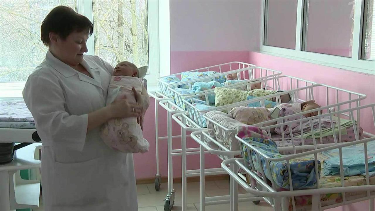 В Петербурге биологические родители близнецов смогли наконец забрать детей у суррогатной матери