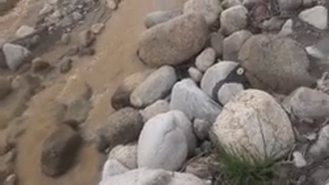 Красивые камни на речке