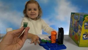 Катя и папа делают игрушки из геля