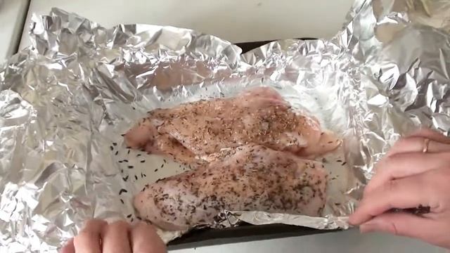 Очень сочная куриная грудка в духовке Пальчики оближешь! смотреть онлайн