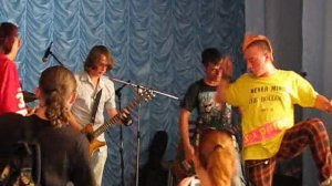 STREET BARRICADES - Beat The Bastards (cover The Exploited)