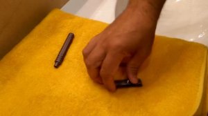 Чистка бритвенного станка после бритья.