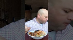 Кушаю гречку и рагу овощное на завтрак.