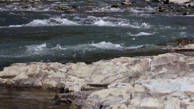 Водоворот на реке. Поворот течения