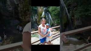 Солнце тонуло в море, шли облака на юг...