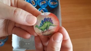 OZMO. Открываю вафельные рожки, ищу фишки с динозаврами и дарю их подписчикам.