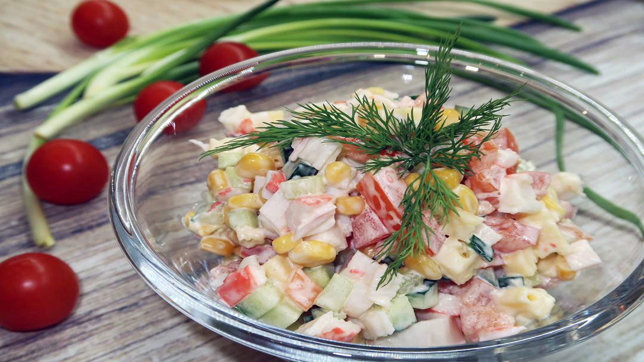 Салат с крабовыми палочками и помидорами. Быстрый и очень вкусный крабовый салат