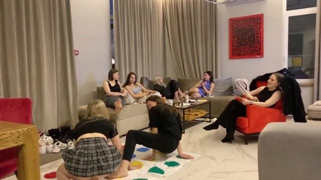 СПАЛИЛА ПОД ЮБКОЙ?? смотреть онлайн