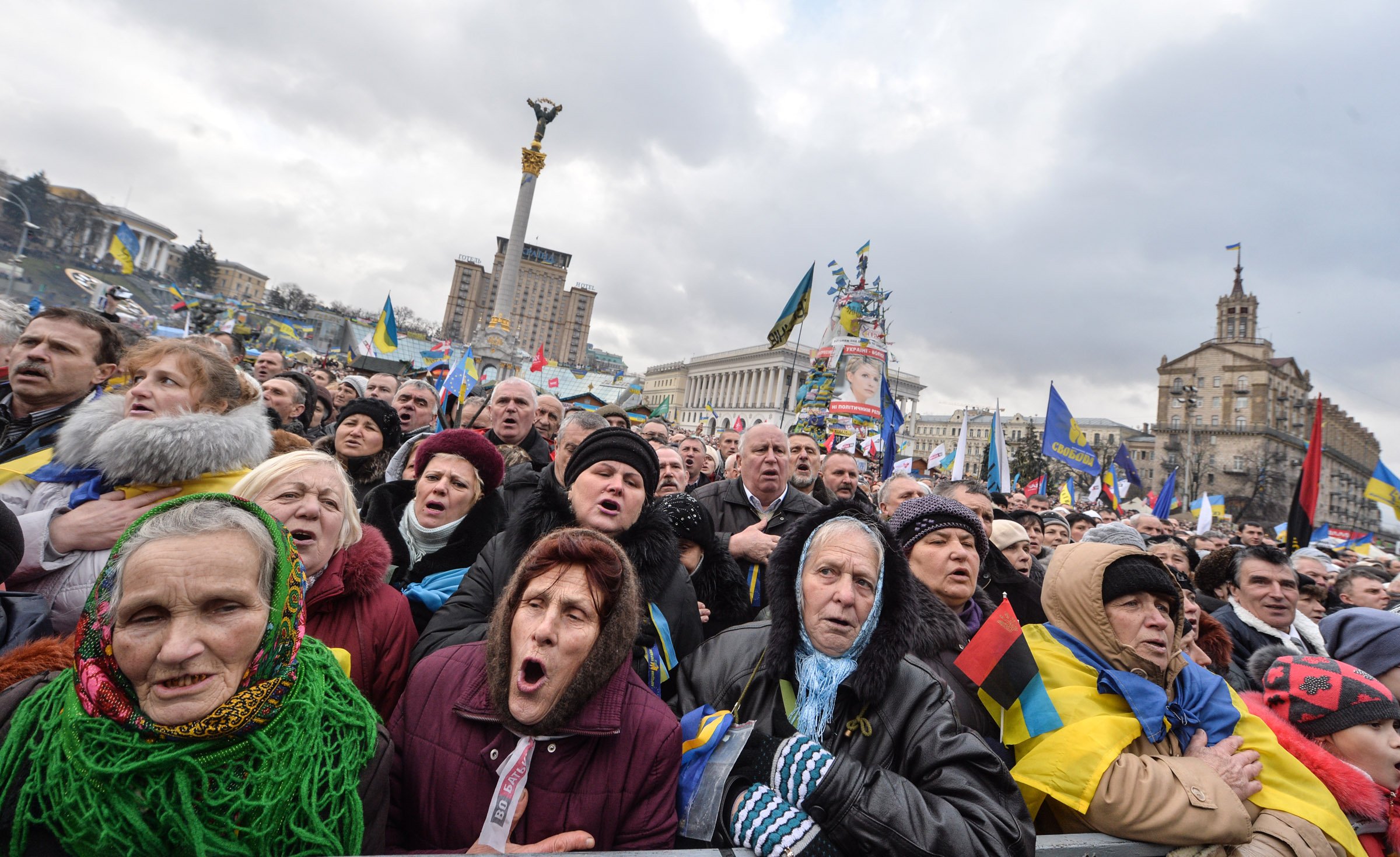 Как живут сейчас люди на украине. Украина толпа. Население Украины на Майдане. Толпа украинцев. Пенсионеры Украины.
