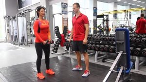 отведение плеч с гантелями в положении стоя