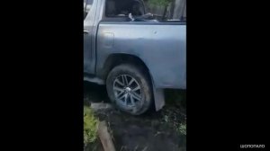 Дети сняли с ручника автомобиль и он укатился с горы в дом.