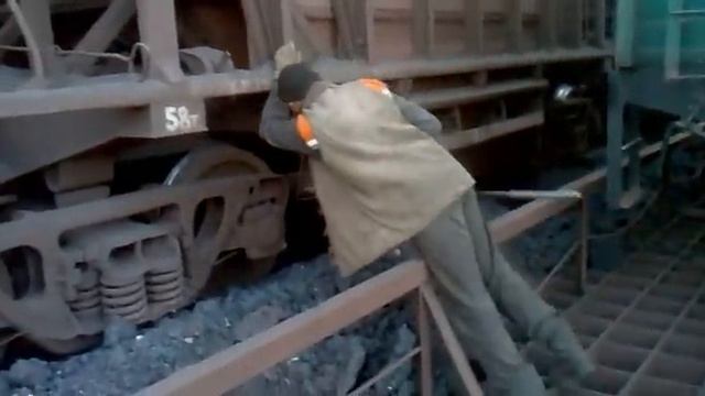 Выгрузка горячего агломерата из хопра. смотреть онлайн