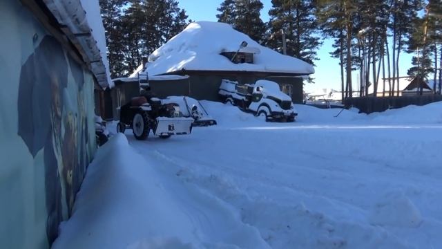 30 минут снега для вас ! Чистим снег самодельным трактором. смотреть онлайн