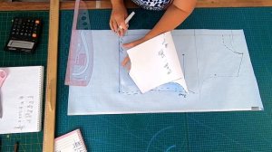 Брючный костюм без выкройки своими руками. Построение блузы сразу на ткани и раскрой брюк.mp4