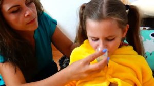 София ЗАБОЛЕЛА или притворяется София как ДОКТОР видео для девочек