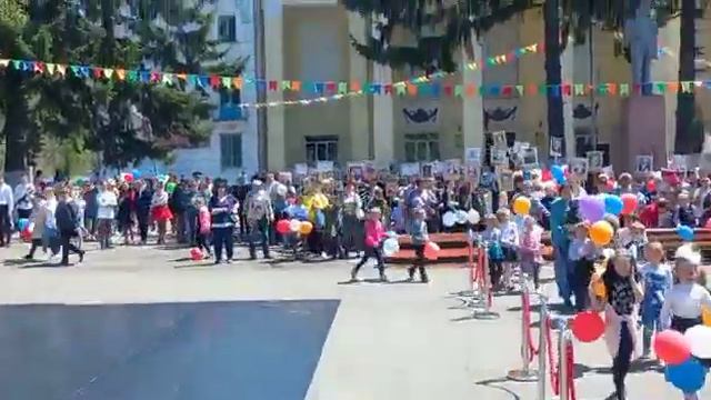 Весь Углекаменск праздновал День Победы. Там даже есть "Юнармия"