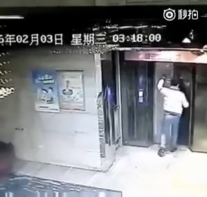Идиот vs лифт