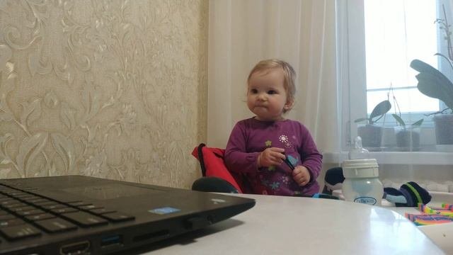 Василиса кушает)))