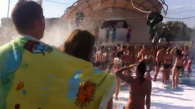 Пенная вечеринка в аквапарке. смотреть онлайн