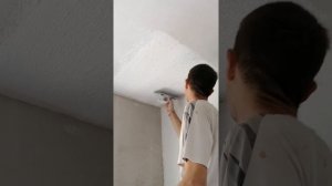 Шпаклюем потолок валиком.