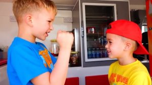 Vlad y Niki juegan con el camión de helados de la nueva mamá