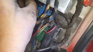 Вот куда идут провода от форсунки моновпрыска. Опель Вектра а 1.6.