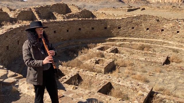 Ami Sarasvati plays Earthsong at an ancient great Kiva at Chaco Canyon. смотреть онлайн