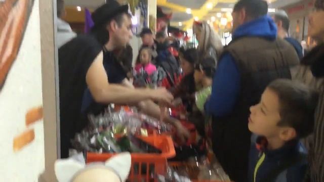 Хеллоуин в ТРЦ Дрим таун смотреть онлайн