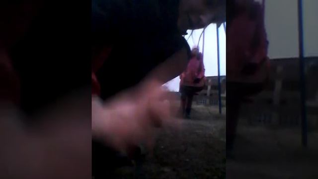 Как нужно качаться на качелях!?