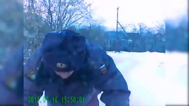 Пьяный МЕНТ угрожает пистолетом смотреть онлайн