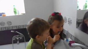 дети чистят зубы   как надо чистить зубы usX0R4QsBPY