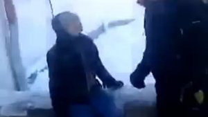 шальной парень зомби кусает простых людей
