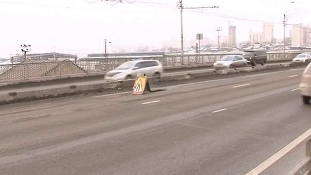 Через две недели после ремонта асфальт на Коммунальном мосту рассыпался смотреть онлайн