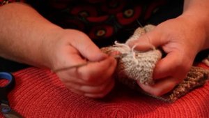 Как закрепить нить в конце вязания спицами