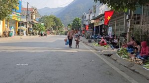 A strange man suddenly hugged the child of a 17-year-old single mother , anh hmong