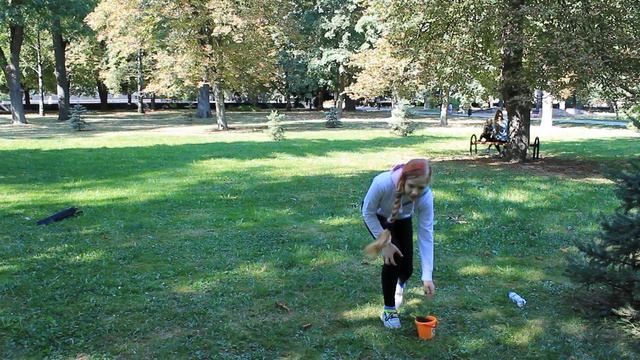 Yeva and Mira walk in the park / Ева и Мира гуляют в парке и собирают шишки и желуди смотреть онлайн