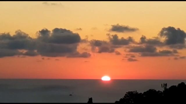 Закат цвета бордовой розы