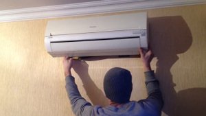 Снимаем внутренний блок кондиционера